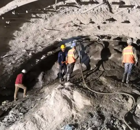 前锋拱顶带模注浆料的施工流程及注意事项